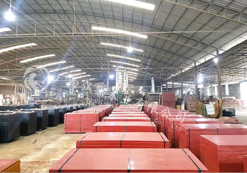 就是這一家建筑模板不但質(zhì)量好而且價格還實惠插圖1 弘獅木業(yè)模板生產(chǎn)基地